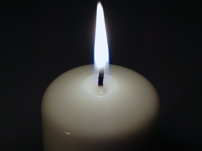 Das Bild zeigt die Flamme einer Kerze.