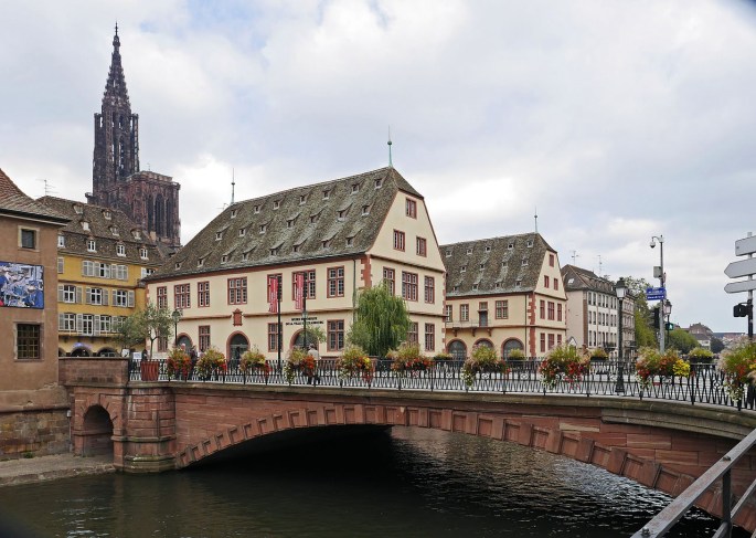 Das Bild zeigt Straßburg, im Hintergrund das Straßburger Münster.